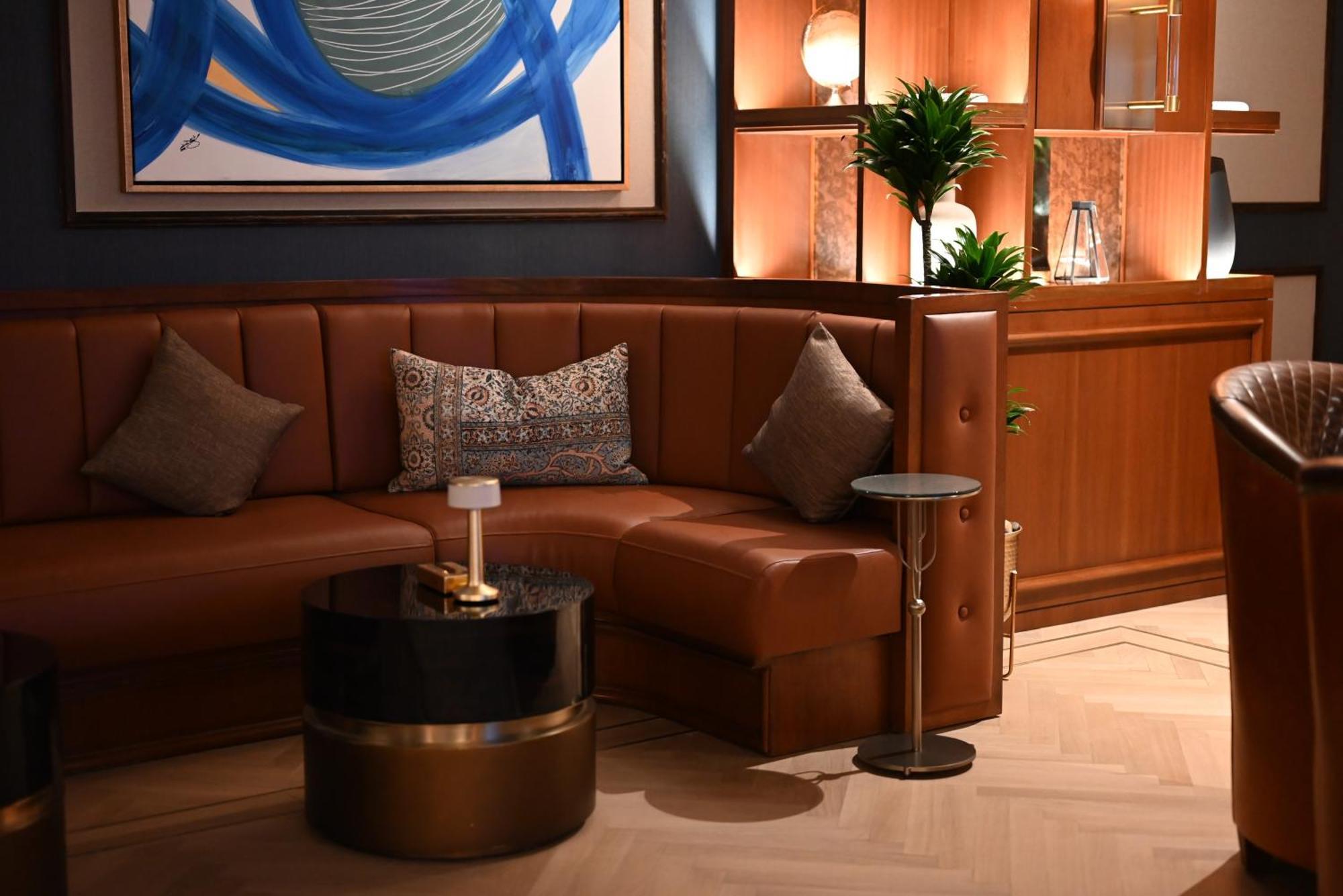 Mansard Riyadh, A Radisson Collection Hotel Dış mekan fotoğraf A leather sofa