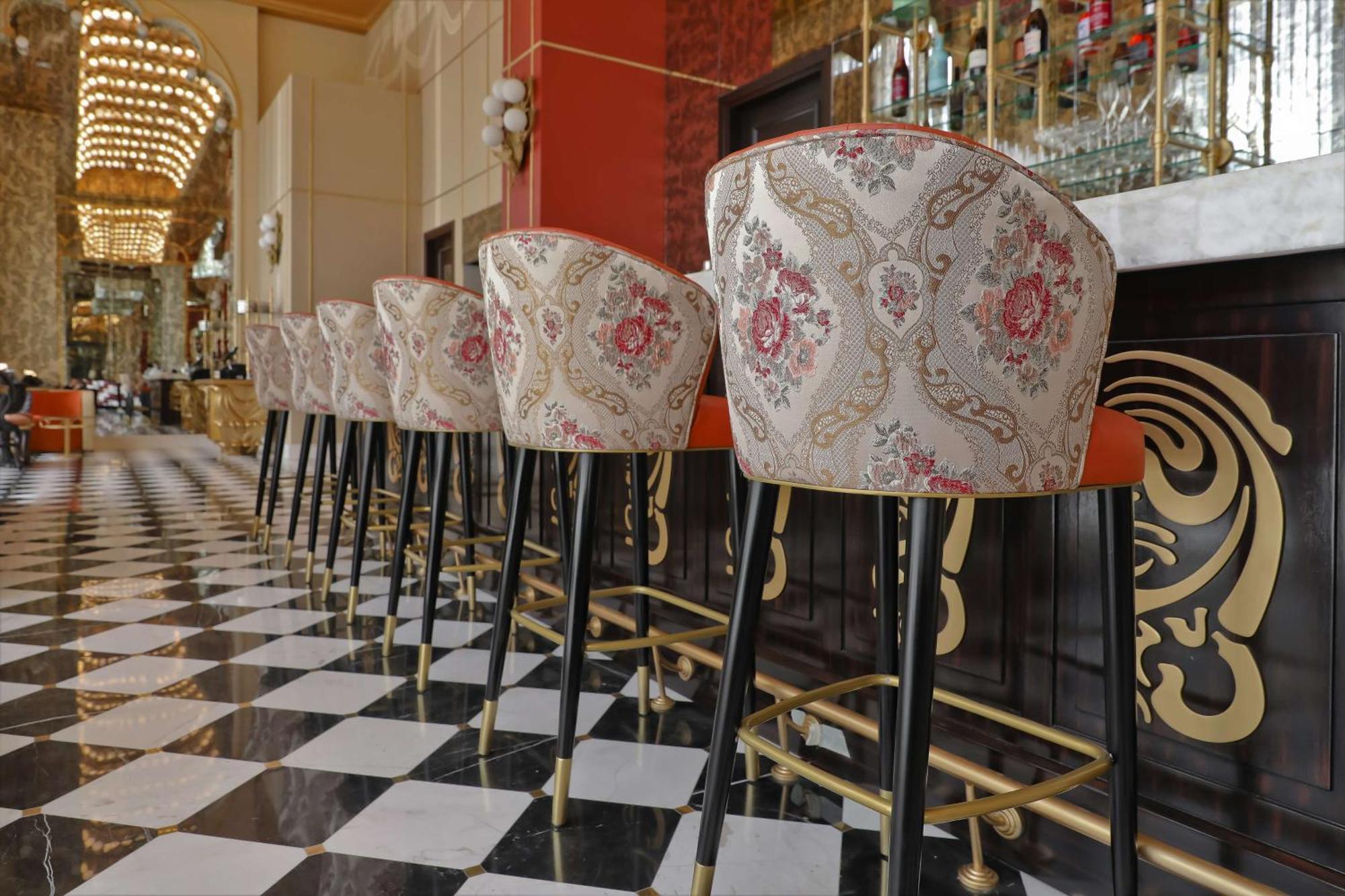 Mansard Riyadh, A Radisson Collection Hotel Dış mekan fotoğraf Bar stools